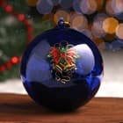 В ёлочной игрушке