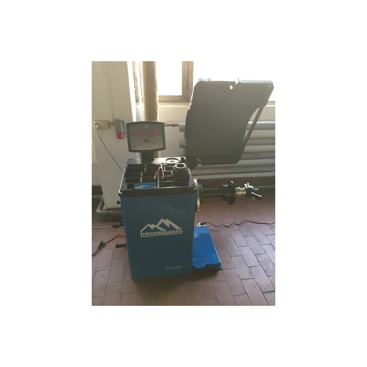 Станок балансировочный TrommelBerg CB1960B с выносным дисплеем, автоввод 2-х параметров, для колес до 70 кг