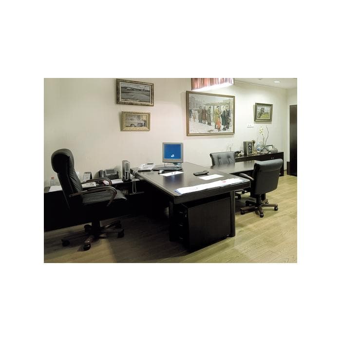 Конференц-кресло MULTI-OFFICE PARIS B с низкой спинкой на крестовине черная кожа+к/з/т. орех