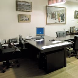 Конференц-кресло MULTI-OFFICE PARIS B с низкой спинкой на крестовине черная кожа+к/з/т. орех