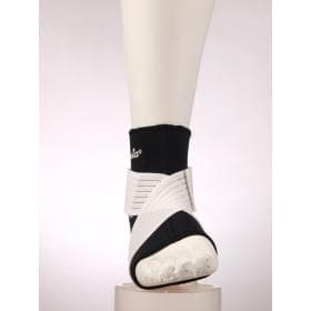 Неопреновый фиксатор голеностопа с дополнительными стяжками FOSTA (F 2223)