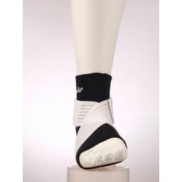 Неопреновый фиксатор голеностопа с дополнительными стяжками FOSTA (F 2223)