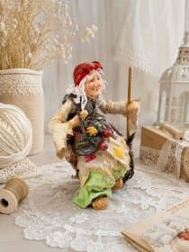 Ватная игрушка  «Баба‑Яга» (12 см) — сказочный акцент.