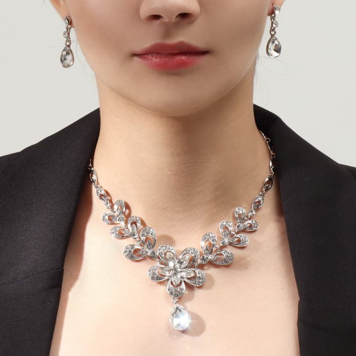 Набор 2 предмета: серьги, колье, цветок, белый в серебре, 45 см