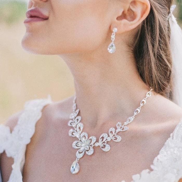 Набор 2 предмета: серьги, колье, цветок, белый в серебре, 45 см