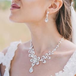 Набор 2 предмета: серьги, колье, цветок, белый в серебре, 45 см