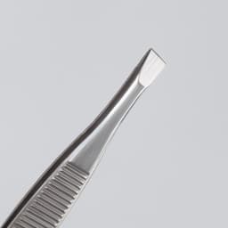 Пинцет скошенный, узкий, 9 см, в футляре, МИКС