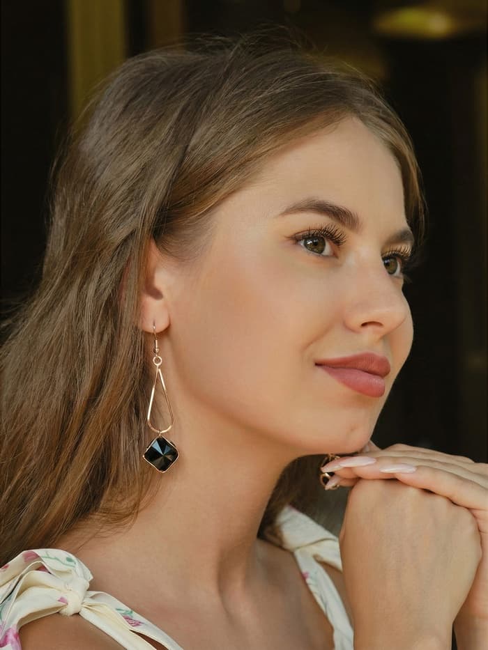 Серьги висячие со стразами «Капля с ромбом», цвет чёрный в розовом золоте, 7.2 см