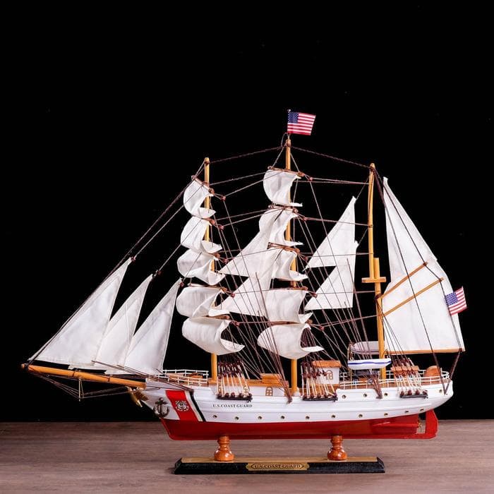 Сувенирная модель корабля «Проводник», 3 мачты, белый борт, чёрная подставка, белые паруса
