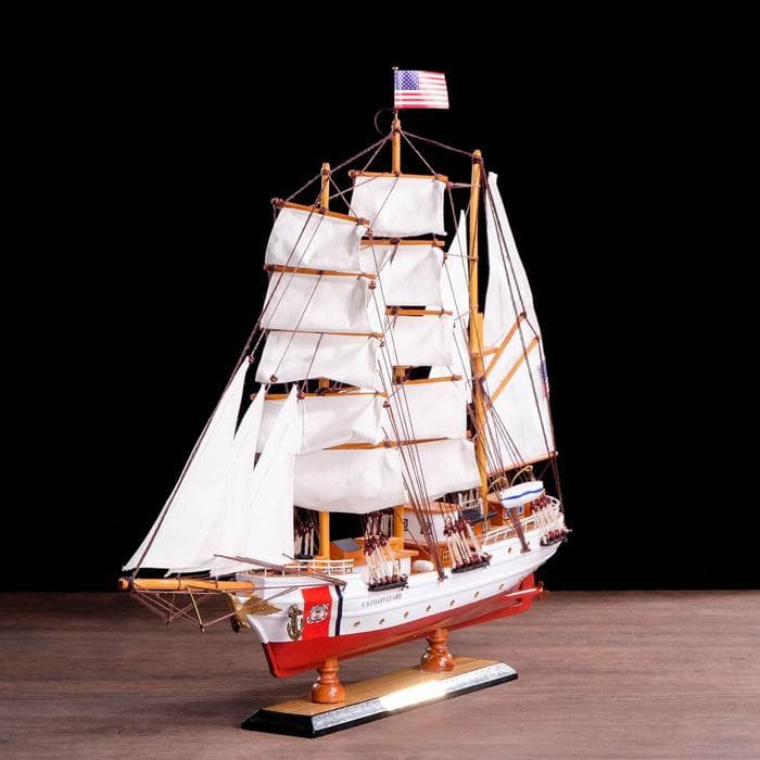 Сувенирная модель корабля «Проводник», 3 мачты, белый борт, чёрная подставка, белые паруса