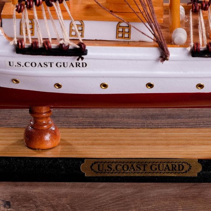 Сувенирная модель корабля «Проводник», 3 мачты, белый борт, чёрная подставка, белые паруса