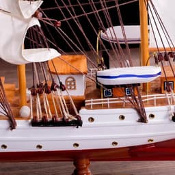 Сувенирная модель корабля «Проводник», 3 мачты, белый борт, чёрная подставка, белые паруса