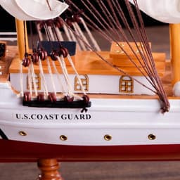 Сувенирная модель корабля «Проводник», 3 мачты, белый борт, чёрная подставка, белые паруса