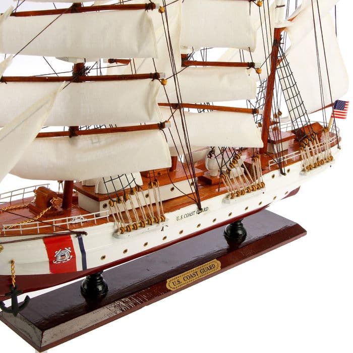 Сувенирная модель корабля «Проводник», 3 мачты, белый борт, чёрная подставка, белые паруса