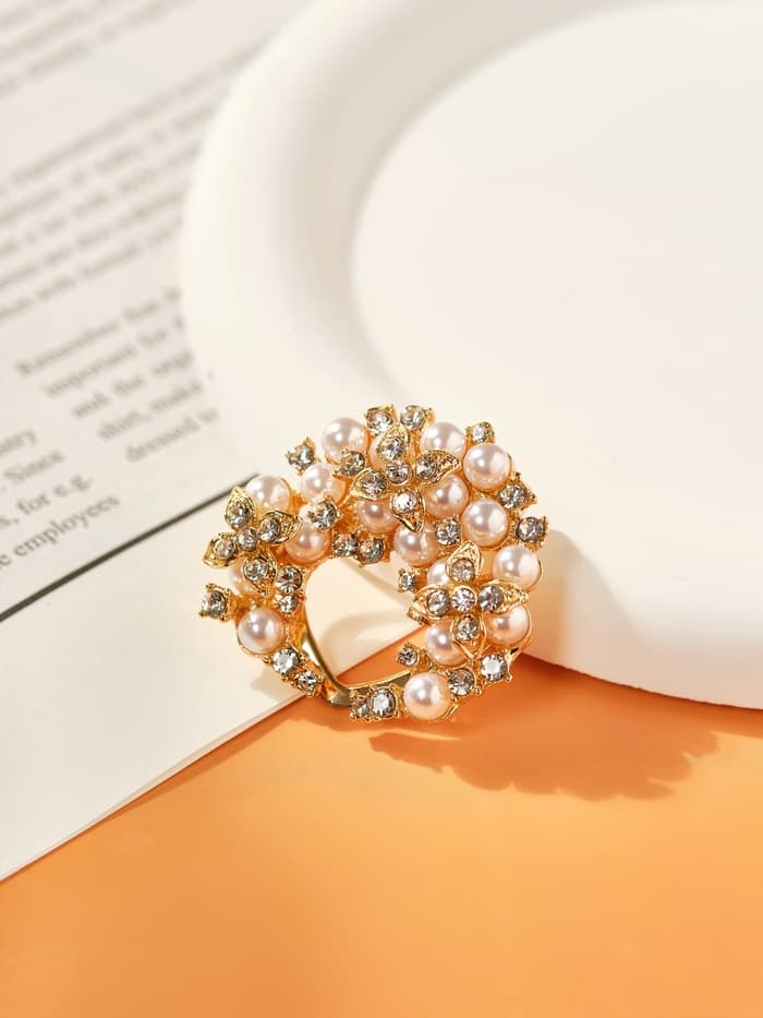 Зажим для платка «Жемчужное соцветие», белый в золоте