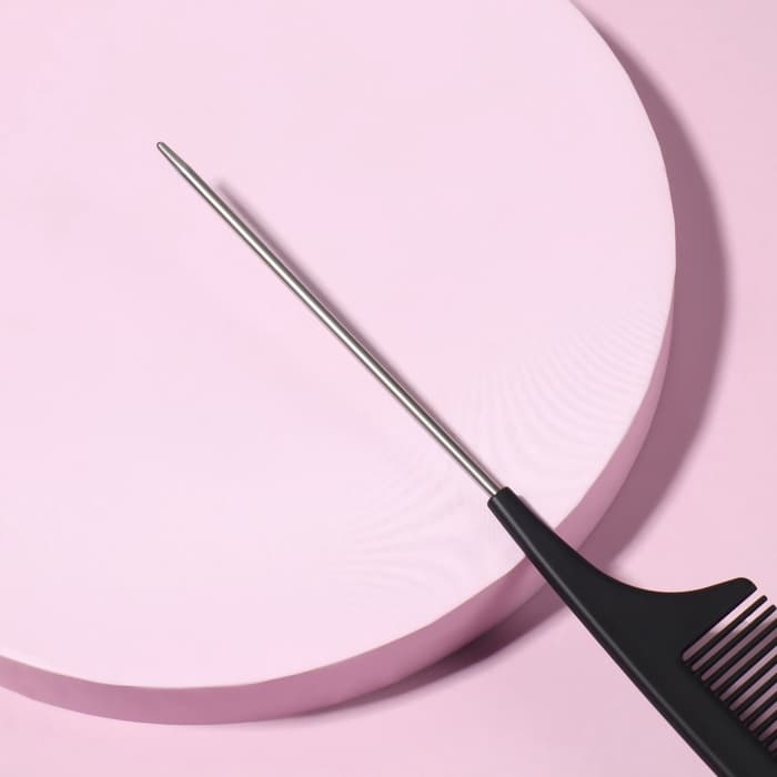 Расчёска антистатическая, 22×3(±1) см, с металлическим хвостиком, карбон, чёрная