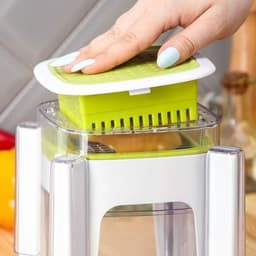 Овощерезка универсальная с контейнером Доляна Fresh Cook, 3 сменные насадки и пушер, 14.5×14.5×21 см, бело-зелёная