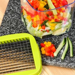 Овощерезка универсальная с контейнером Доляна Fresh Cook, 3 сменные насадки и пушер, 14.5×14.5×21 см, бело-зелёная