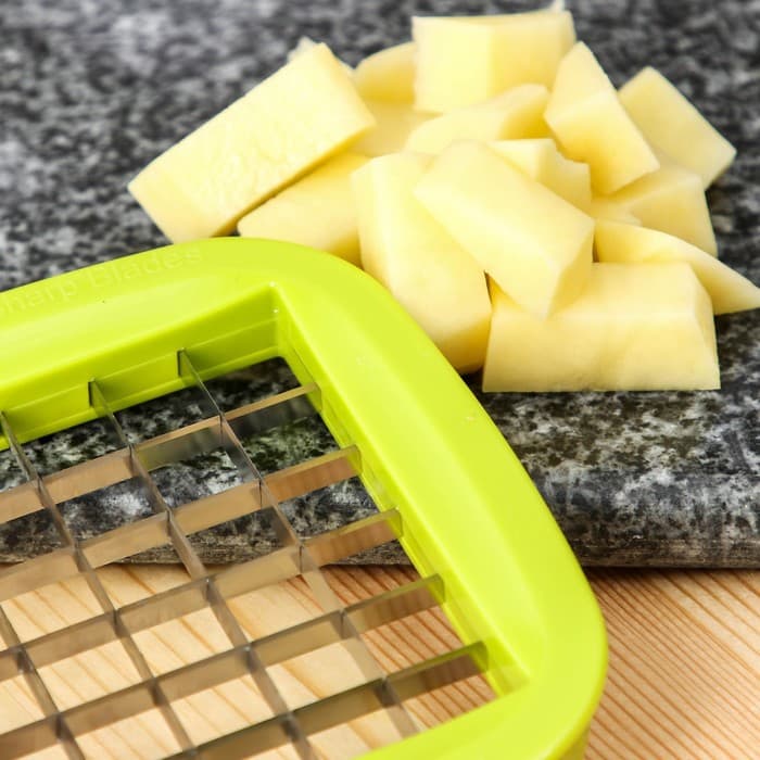 Овощерезка универсальная с контейнером Доляна Fresh Cook, 3 сменные насадки и пушер, 14.5×14.5×21 см, бело-зелёная