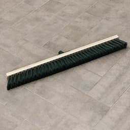 Щётка для подметания пола «Метро», 70×5 см, усиленный угловой резьбовой держатель