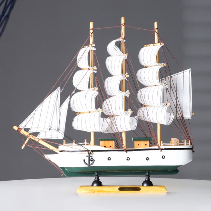 Сувенирная модель корабля «Мортан», борта белые, 33×31×5 см