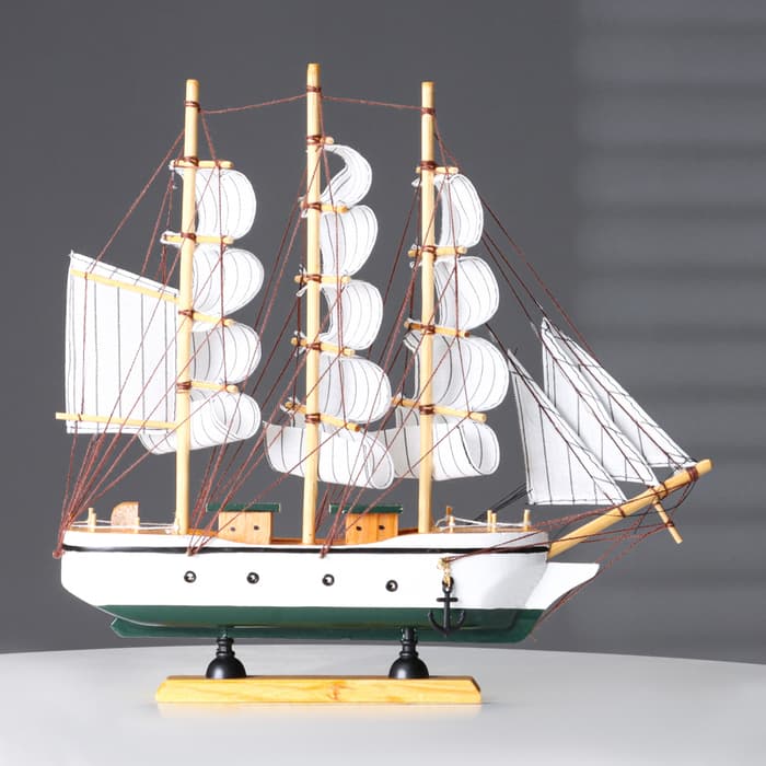 Сувенирная модель корабля «Мортан», борта белые, 33×31×5 см