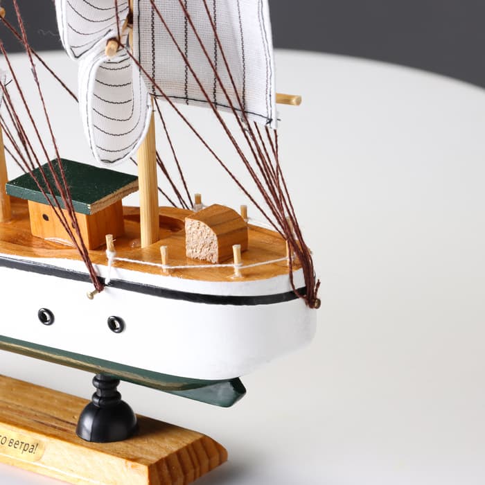 Сувенирная модель корабля «Мортан», борта белые, 33×31×5 см