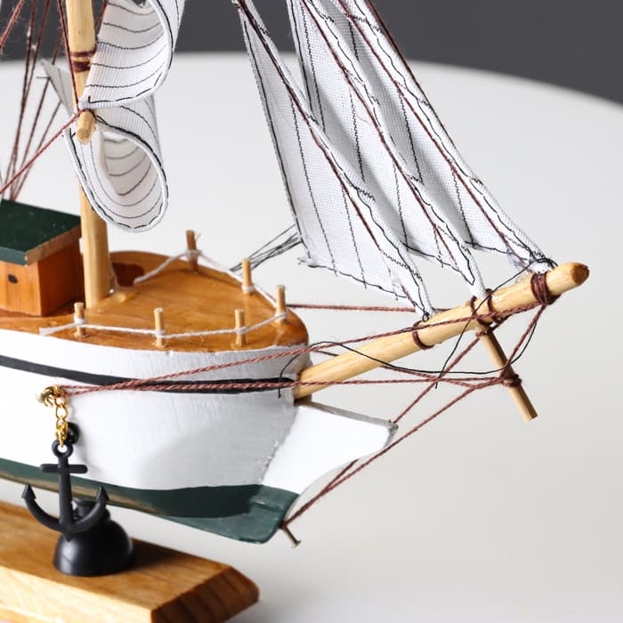 Сувенирная модель корабля «Мортан», борта белые, 33×31×5 см