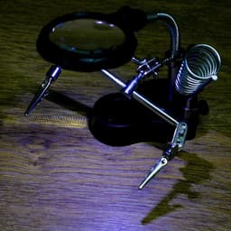 Третья рука для пайки 3.5×12х, d=65 мм, подсветка, 27×9 см