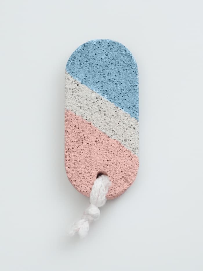 Пемза для педикюра, с подвесом, 9×4 см, в коробке, разноцветная