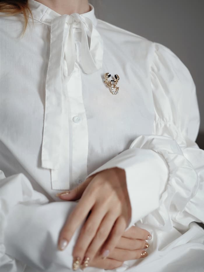 Брошь «Скорпион», белая в золоте