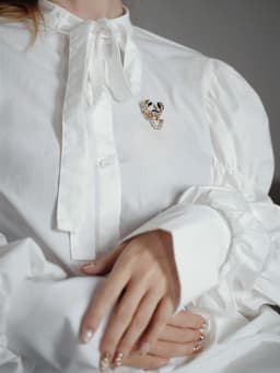 Брошь «Скорпион», белая в золоте