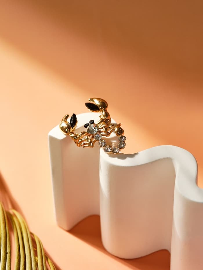 Брошь «Скорпион», белая в золоте