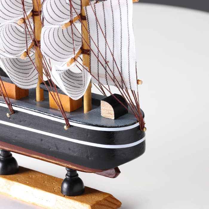 Сувенирная модель корабля «Ковда», борта чёрные с белыми полосами, паруса белые, 5.5×24×22 см