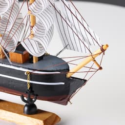 Сувенирная модель корабля «Ковда», борта чёрные с белыми полосами, паруса белые, 5.5×24×22 см