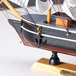 Сувенирная модель корабля «Ковда», борта чёрные с белыми полосами, паруса белые, 5.5×24×22 см