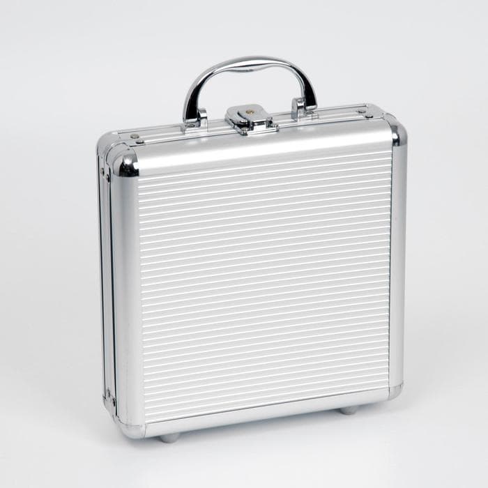 Покер в металлическом кейсе (2 колоды, фишки 100 шт. с номиналом, 5 кубиков), 20×20 см