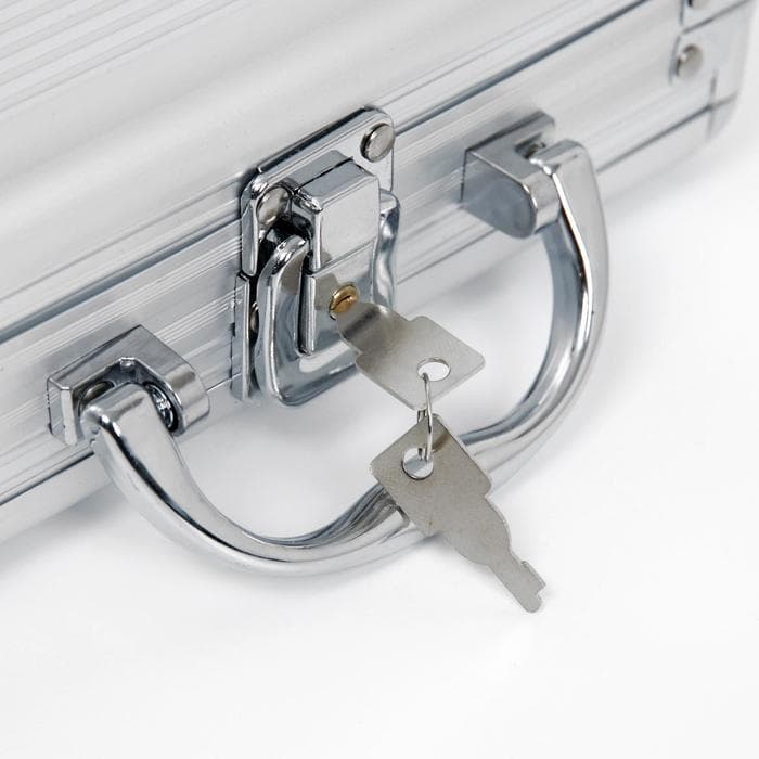 Покер в металлическом кейсе (2 колоды, фишки 100 шт. с номиналом, 5 кубиков), 20×20 см