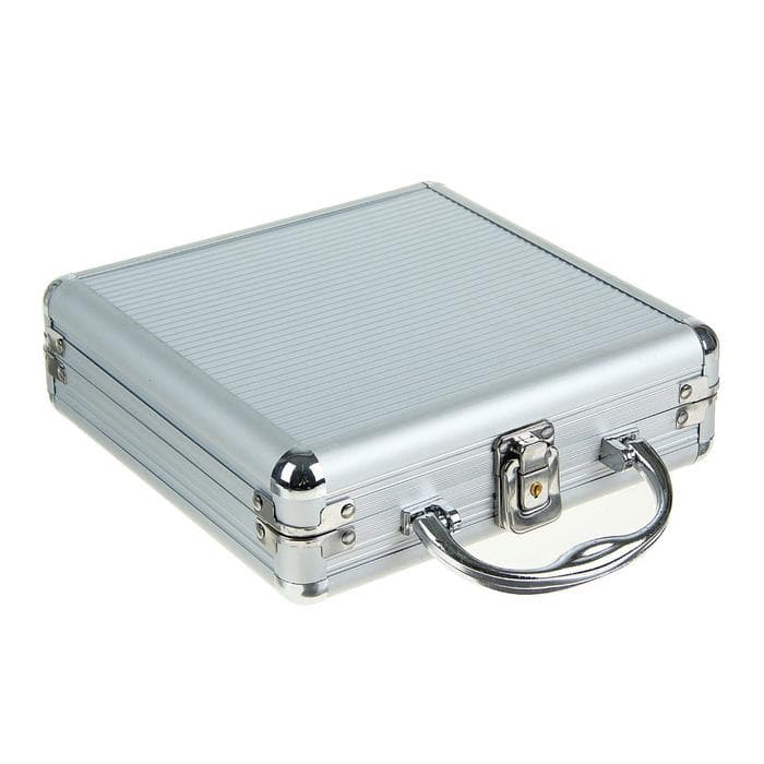 Покер в металлическом кейсе (2 колоды, фишки 100 шт. с номиналом, 5 кубиков), 20×20 см