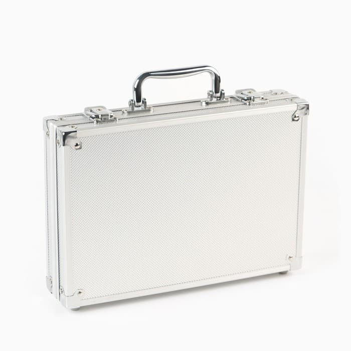 Покер, набор в металлическом кейсе (2 колоды карт, фишки 200 шт. без номинала, 5 кубиков)