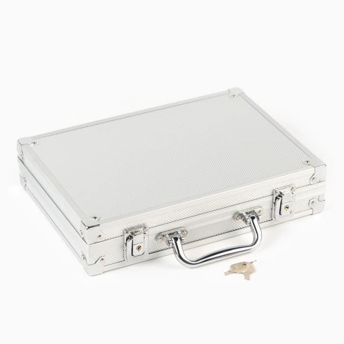 Покер, набор в металлическом кейсе (2 колоды карт, фишки 200 шт. без номинала, 5 кубиков)