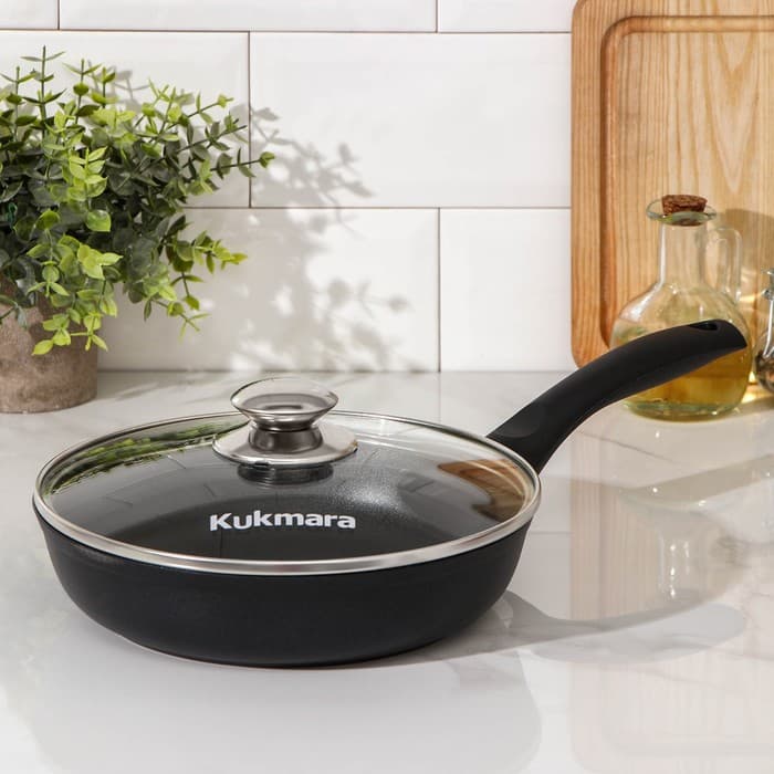 Сковорода KUKMARA «Традиция», d=22 см, стеклянная крышка, пластиковая ручка, антипригарное покрытие, литой алюминий, чёрная
