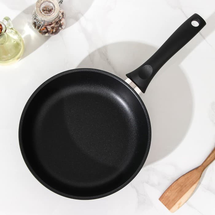 Сковорода KUKMARA «Традиция», d=22 см, стеклянная крышка, пластиковая ручка, антипригарное покрытие, литой алюминий, чёрная