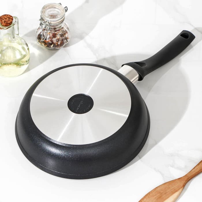Сковорода KUKMARA «Традиция», d=22 см, стеклянная крышка, пластиковая ручка, антипригарное покрытие, литой алюминий, чёрная