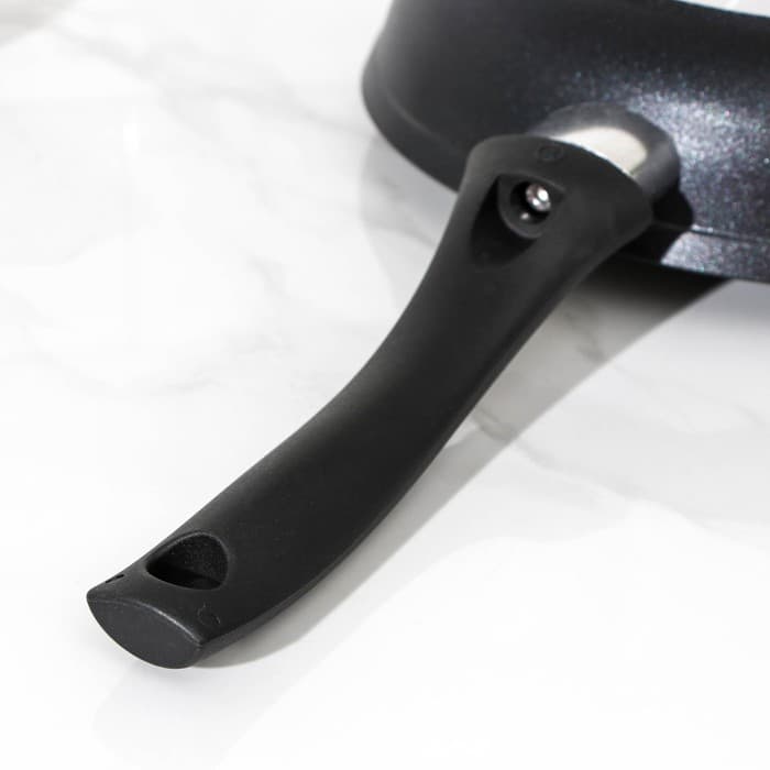 Сковорода KUKMARA «Традиция», d=22 см, стеклянная крышка, пластиковая ручка, антипригарное покрытие, литой алюминий, чёрная