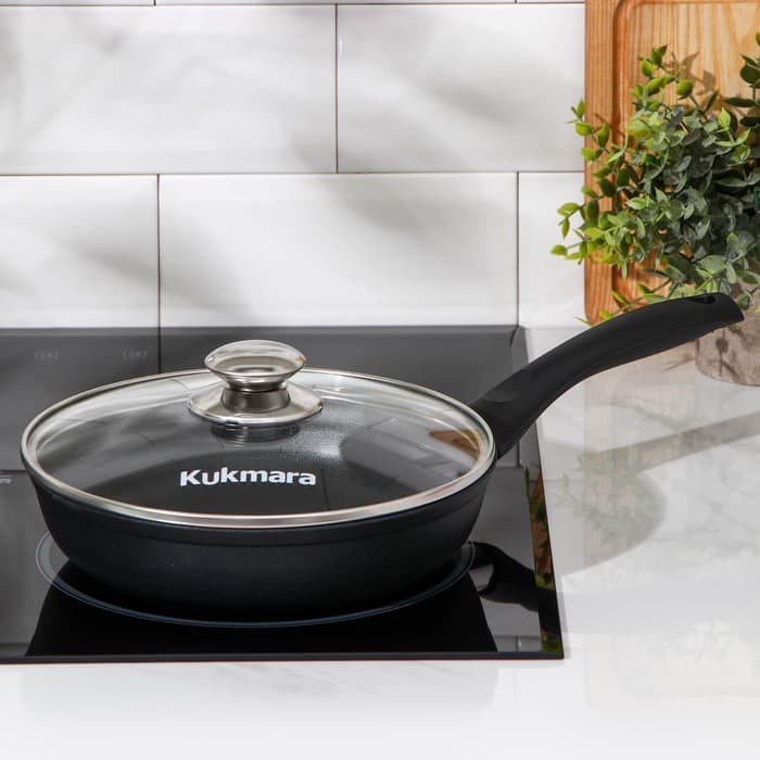 Сковорода KUKMARA «Традиция», d=22 см, стеклянная крышка, пластиковая ручка, антипригарное покрытие, литой алюминий, чёрная