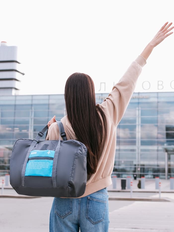 Сумка дорожная на молнии, складная в косметичку, наружный карман, держатель для чемодана, серая, голубая