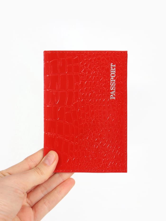 Обложка для паспорта, фактура крокодил, тиснение серебряной фольгой, красная