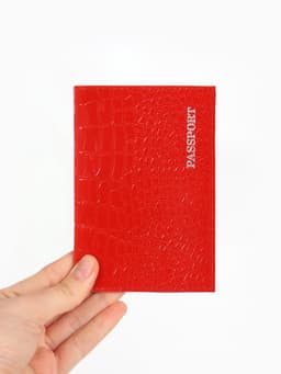 Обложка для паспорта, фактура крокодил, тиснение серебряной фольгой, красная