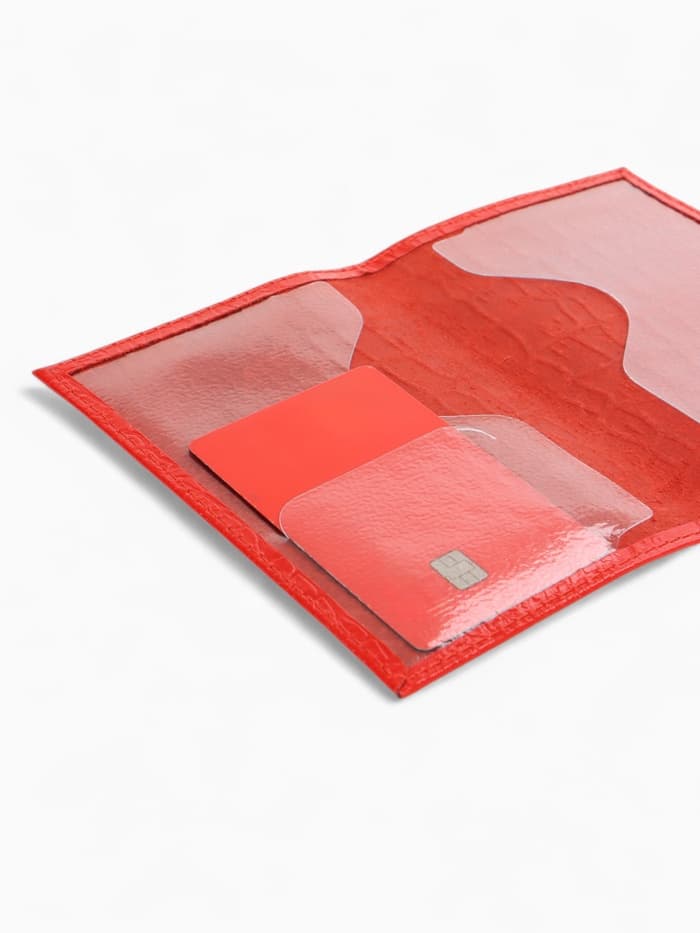 Обложка для паспорта, фактура крокодил, тиснение серебряной фольгой, красная